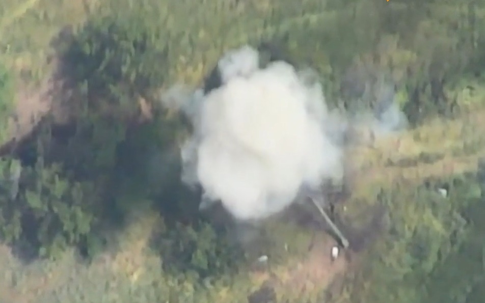 UAV Nga liên tiếp lao thẳng vào xe tăng và công sự của Ukraine